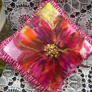 Handbemalte Seide Kissenbezug mit Kissen. Batik Kissenhülle Dekor. Kissenbezug Rote Blume. Vintage handgemachte Wohnkultur für Wohnzimmer