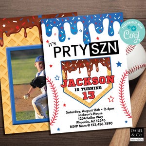Puede incluir: Invitaciones de fiesta de cumpleaños con temática de béisbol. Una invitación presenta una foto de un jugador de béisbol, mientras que la otra tiene un diseño de diamante de béisbol con el texto "IT'S PRTY SZN" y "JACKSON IS TURNING 13".