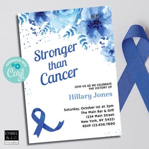 以下が含まれることがあります： 水彩の花と青いリボンが付いた青と白の招待状。テキストには「がんに打ち勝つ」とあり、ヒラリー・ジョーンズのがん克服を祝うパーティーの詳細が記載されています。