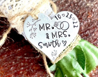 Adorno personalizado para ramo de novia: recuerdo grabado a mano
