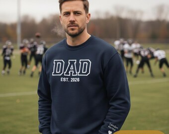 Moletom personalizado com bordado, nome personalizado na manga, detalhe de coração, camiseta para o Dia dos Pais com data, presente para o novo papai.