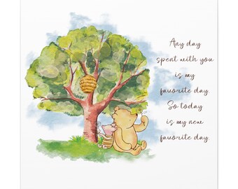 Puede incluir: Winnie de Pooh y Piglet están sentados bajo un árbol con una colmena. El texto dice: "Cualquier día que paso contigo es mi día favorito. Así que hoy es mi nuevo día favorito."