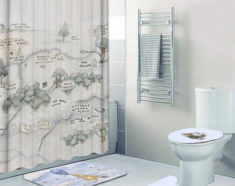 Pode incluir: Um conjunto de banheiro com cortina de chuveiro, tapete de banheiro e tampa de assento de vaso sanitário. A cortina de chuveiro tem um mapa da Floresta dos Cem Acres do Winnie the Pooh impresso nela. O tapete de banheiro e a tampa do assento do vaso sanitário apresentam o Winnie the Pooh e o Porquinho.
