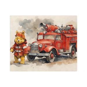 Coperta di peluche Pooh pompiere, morbido tappetino per la cameretta dei bambini in poliestere, bordi orlati resistenti, stampa brillante per bambini e animali domestici, design originale immagine 1
