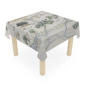 Zauberhafte Hundert Morgen Holzkarte Tischdecke | Lebendige Kunst 100% Polyester | Weich und leicht, maschinenwaschbar, perfekt für das Esszimmer als Dekor