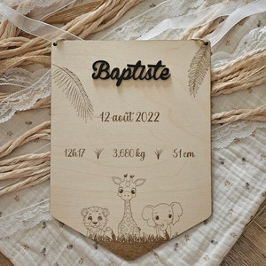 Banderín de nacimiento de madera personalizable con temática de animales de la selva y la sabana.