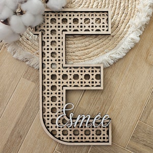 Carta de caña con decoración personalizada de madera para habitación con nombre.