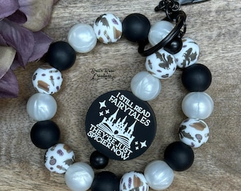 Je lis toujours des contes de fées, ils sont juste plus épicés maintenant, bracelet avec porte-clés en forme de barre