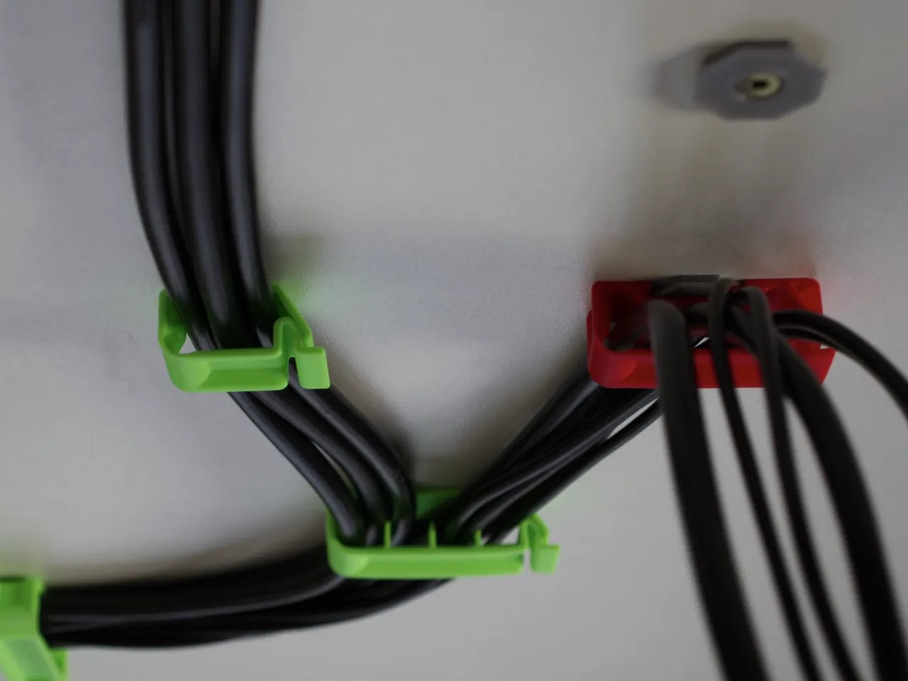 Clips et attache-cables murales 20PCS Clips Cables Adhésifs Rangement de  Cables Fixation Auto Collant,Gestion