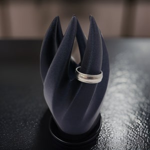 Modern Minimalist Vriden Ring Holder - Elegant Ring Display Stand for Stylish Ring Presentation