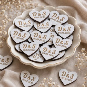 Targhette a forma di cuore in legno personalizzate, ciondoli personalizzati per bomboniere, iniziali incise al laser, decorazioni rustiche per inviti e regali.