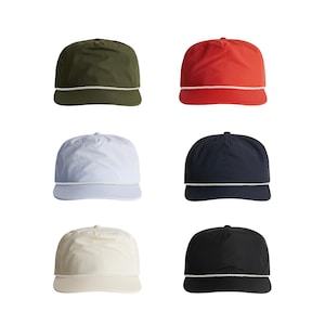 Pode incluir: Seis variações de cor diferentes de um boné de beisebol clássico com acabamento de corda branca. Os bonés são feitos de um tecido leve e respirável, perfeitos para o uso diário.