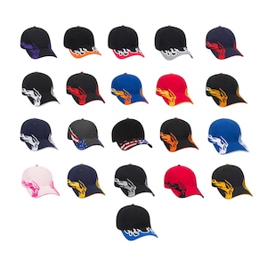 Pode incluir: Uma coleção de bonés de beisebol em várias cores, incluindo preto, vermelho, azul e rosa. Cada boné apresenta um design de chama ou gráfico na aba e nas laterais. Os bonés são feitos de tecido durável.