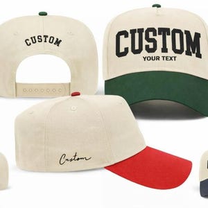 Puede incluir: Gorras de béisbol color crema con la palabra "CUSTOM" en letras negras. Algunas gorras tienen una visera verde, roja o azul marino. El texto "YOUR TEXT" también se muestra en una gorra. Correa ajustable en la parte trasera.