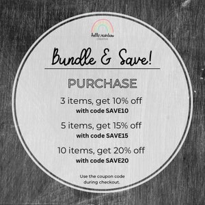 K&ouml;nnte beinhalten: Ein wei&szlig;er Kreis mit schwarzem Rand auf einem grauen Holzmaserungshintergrund. Der Kreis enth&auml;lt Text, der lautet "hello rainbow CREATIVE Bundle & Save! PURCHASE 3 items, get 10% off with code SAVE10 5 items, get 15% off with code SAVE15 10 items, get 20% off with code SAVE20 Use the coupon code during checkout."