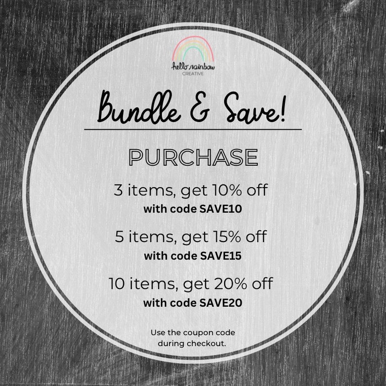 K&ouml;nnte beinhalten: Ein wei&szlig;er Kreis mit schwarzem Rand auf einem grauen Holzmaserungshintergrund. Der Kreis enth&auml;lt Text, der lautet "hello rainbow CREATIVE Bundle & Save! PURCHASE 3 items, get 10% off with code SAVE10 5 items, get 15% off with code SAVE15 10 items, get 20% off with code SAVE20 Use the coupon code during checkout."