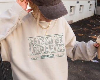 Bluza z okrągłym dekoltem „Raised By Libraries Reader's Club”: sweter w stylu vintage do czytania, prezent dla miłośnika książek