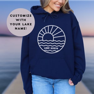 Benutzerdefiniertes Lake Life-Sweatshirt - personalisiertes Geschenk für Seeliebhaber, gemütliche Cabin Wear, bequemer Wochenend-Hoodie, Lake Vibes, Lake House Geschenk
