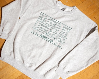 Bluza z okrągłym dekoltem „Raised By Libraries Reader's Club”: sweter w stylu vintage do czytania, prezent dla miłośnika książek