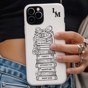 Aangepaste boekenplank telefoonhoesje, gepersonaliseerde flirtstrik iPhone 16 Pro Samsung S25, monogram bloemen leesgrage cadeau boekenliefhebber, boekenclubcadeaus