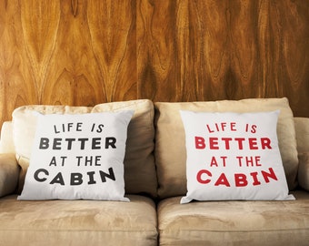 Cabin Decor Kissen: 'Life is Better' Dekokissen