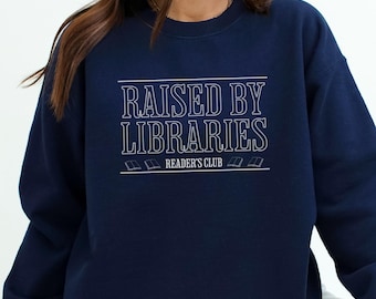 Bluza z okrągłym dekoltem „Raised By Libraries Reader's Club”: sweter w stylu vintage do czytania, prezent dla miłośnika książek