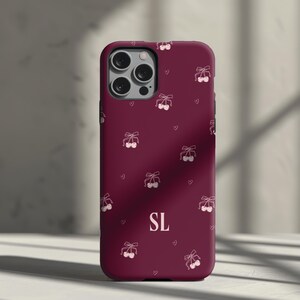 Gepersonaliseerde kersenrode monogram telefoonhoesje, aangepaste initialen kersen Magsafe iPhone 16 Pro telefoonhoesje Coquette kersenpatroon, cutecore
