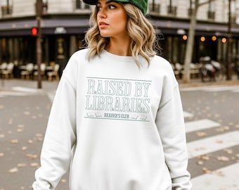 Bluza z okrągłym dekoltem „Raised By Libraries Reader's Club”: sweter w stylu vintage do czytania, prezent dla miłośnika książek