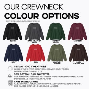 Pode incluir: Gr&aacute;fico mostrando op&ccedil;&otilde;es de cores de camisolas de gola redonda. A imagem exibe oito camisolas em v&aacute;rias cores: preto, cinza mesclado escuro, verde floresta, bord&ocirc;, marinho, vermelho, verde militar e chocolate amargo. O texto fornece instru&ccedil;&otilde;es de cuidados e detalhes do tecido.
