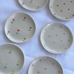 Plato de cerámica para baratijas: corazones, flores, frutas y lazos