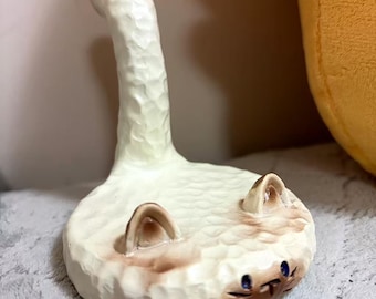 Handcrafted Resin Siamese Cat Phone Stand – Desk Ornament, Two Styles (Eyes Open, Squinting)