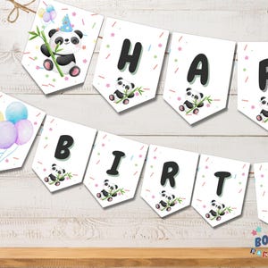 以下が含まれることがあります： 白と黒のパンダの誕生日バナーで、「Happy Birthday」という文字が黒文字で書かれています。各文字には、竹の棒を持っているパンダがいます。バナーはカラフルなコンフェッティで飾られています。