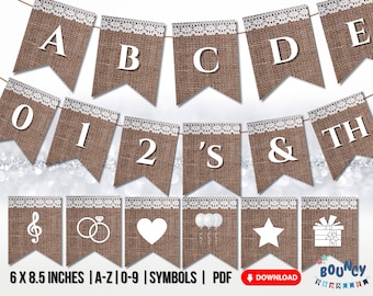 Könnte beinhalten: Ein Banner aus Jute mit weißer Spitzenborte und weißen Buchstaben, die "ABCD 012'S & TH" buchstabieren. Das Banner ist 6 Zoll mal 8,5 Zoll groß und enthält Symbole wie eine Note, Ringe, ein Herz, Ballons, einen Stern und eine Geschenkbox.