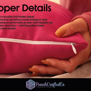 K&ouml;nnte beinhalten: Nahaufnahme eines rosa Kissens mit einem wei&szlig;en Rei&szlig;verschluss. Der Rei&szlig;verschluss ist versteckt und leicht zu &ouml;ffnen und zu schlie&szlig;en. Der Text "Zipper Details" befindet sich oben im Bild. Der Text "Featuring a durable and hidden zipper, it offers practical use without compromising on style. Its long-lasting structure holds up even with frequent use. Easy to open and close - switching pillow inserts has never been easier!" befindet sich unter dem Bild. Der Text "PunchCraftedCo" befindet sich unten im Bild.