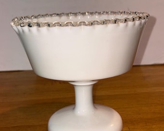 Vintage Fenton Silver Crest Milchglasschale mit weißem Sockel und klarem Glasrand