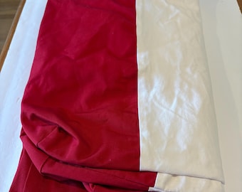 Futon Kissenbezug/Matratze. Weiß mit Rotem Rand. Länge 182 cm. Breite 45 cm. Tiefe 13 cm mit zusätzlicher Dehnung. Reißverschluss.