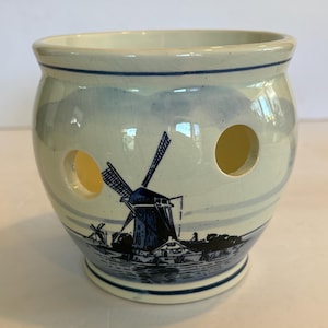 Maceta de cerámica Delfts antigua para bulbos. Holanda. Barco molino de viento holandés pintado a mano en azul y blanco.