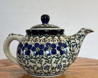 Tetera de cerámica vintage Boleslawiec, tradicional polaca hecha a mano, número JK-43, diseño floral azul.