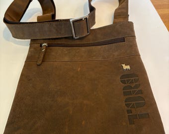 Bolso bandolera unisex vintage Toro de piel marrón. Logotipo de Toro. Bolsillos con cremallera.