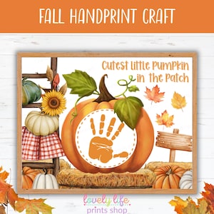 Puede incluir: Una impresión enmarcada con el texto "Fall Handprint Craft" en la parte superior. La obra de arte presenta una gran calabaza naranja con una huella de mano, rodeada de elementos otoñales como hojas, calabazas y un girasol. También incluye el texto "Cutest little pumpkin in the patch".