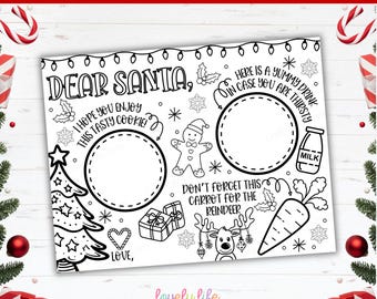 Op de afbeelding: Een zwart-witte printbare kerstman-placemat met een kerstboom, peperkoekman, melk, wortel en rendier. De placemat heeft de tekst "Beste Kerstman, ik hoop dat je van deze lekkere koek geniet!" en "Hier is een lekker drankje voor als je dorst hebt".