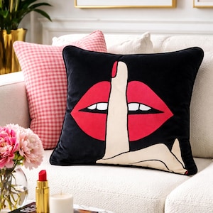 Poszewka na poduszkę „Usta w stylu pop art” – dekoracja pokoju w stylu preppy – poduszka z aplikacją z czarnego aksamitu – odjazdowa dekoracja akademika – maksymalistyczny design „Cicho”