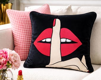 Pop Art Lippen Kissenbezug - Preppy Raumdeko - Schwarzes Samt Applikation Kissen - Funky Wohnheim Dekor - Maximalist ""Shhh"" Design."