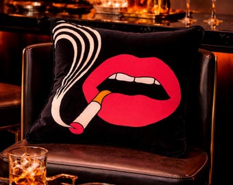 Retro Pop Art Lips Kissen - Smoking Cigarette Kissen - Edgy Samt Applikation - 70s Maximalist Decor - Cooler Barwagen Art