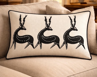 Tribal Deer Lendenkissen - Volkskunst Antilopenkissen - Strass & Applikation - Boho Eclectic Decor