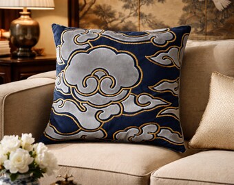 Orientalischer Wolken Kissenbezug - Baby Blaue Samt Applikation - Chinoiserie Dekor - Navy & Gold Himmlisches Kissen - Tibetan Sky Art