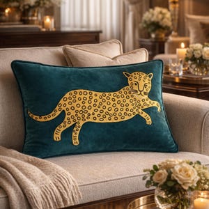 Süßes Leopard Lendenkissen im tibetischen Stil - Tierkissen mit Gold Samt Applikation auf Smaragdgrün - skurriles Dschungel Dekor