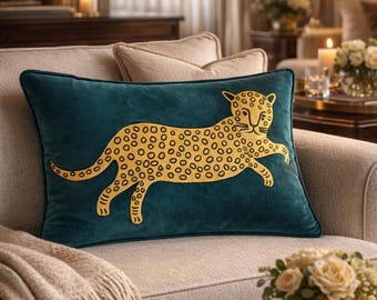 Süßes Leopard Lendenkissen im tibetischen Stil - Tierkissen mit Gold Samt Applikation auf Smaragdgrün - skurriles Dschungel Dekor