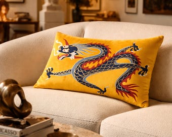 Drachen Lendenkissenbezug - Gelber Samt, Metallic Stickerei - Chinoiserie Dekor - Maximalistischer Akzent