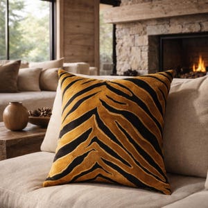 Goldener Samt-Kissenbezug mit Tigerstreifen - Schwarze Dschungel-Glam-Kissenapplikation und Stickerei - Maximalist-Safari-Dekor - Rückseite aus massivem Gold